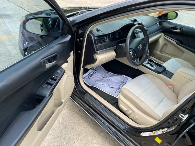 2012 Toyota Camry LE - Photo 6